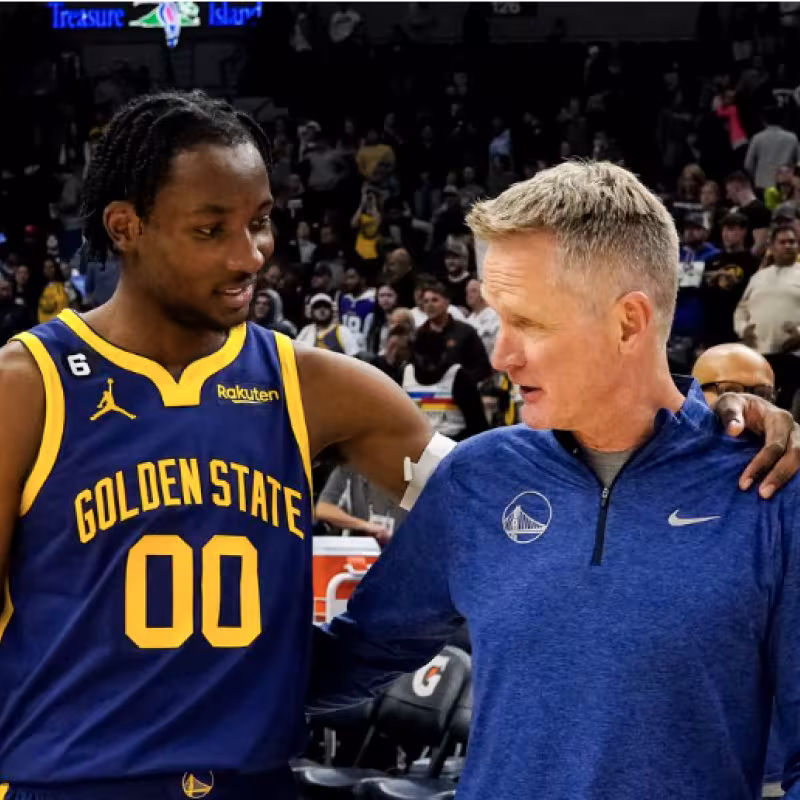Kuminga y Steve Kerr, peleados en los Warriors. 