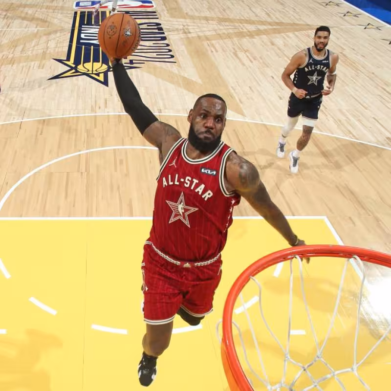 LeBron James, machacando el aro en un partido del All-Star