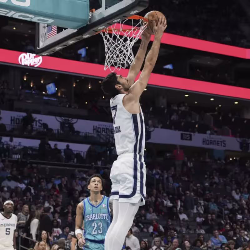 Se rumorea que Santi Aldama podría acabar jugando junto a Joel Embiid.