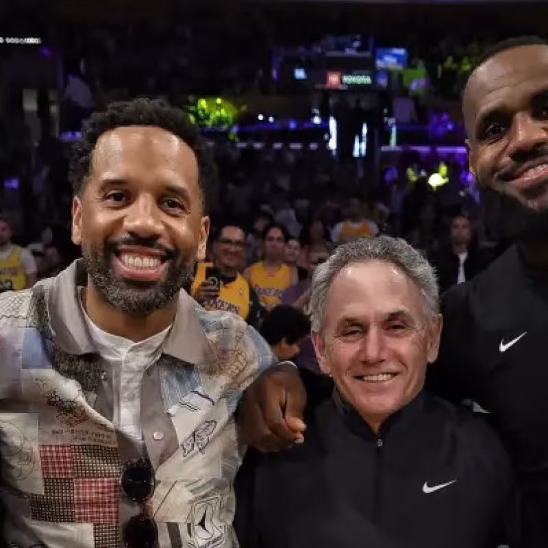 Maverick carter, segundo por la izquierda, con LeBron James.
