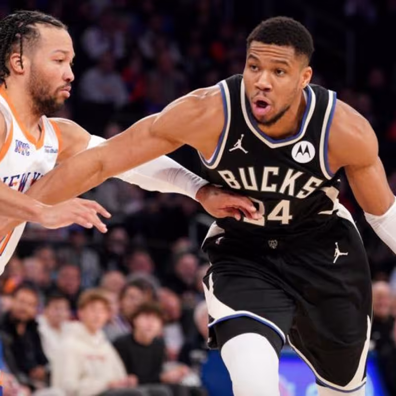 Giannis Antetokounmpo, defendido por Jalen Brunson
