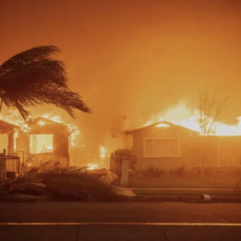 La ciudad de Los Angeles está sufriendo graves incendios.