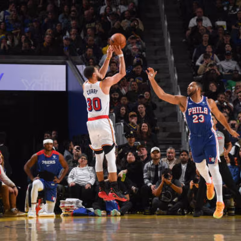 Stephen Curry, triples ante Sixers. Foto: gettyimages
