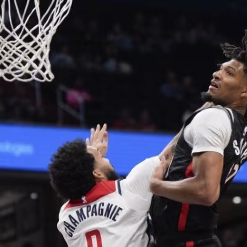 Shaedon Sharpe, con un póster frente a Justin Champagnie