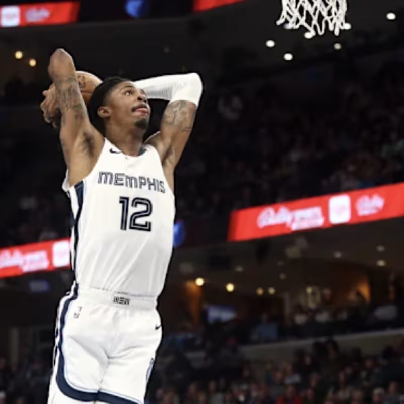 Ja Morant, machacando la canasta, está envueltos en rumores NBA.