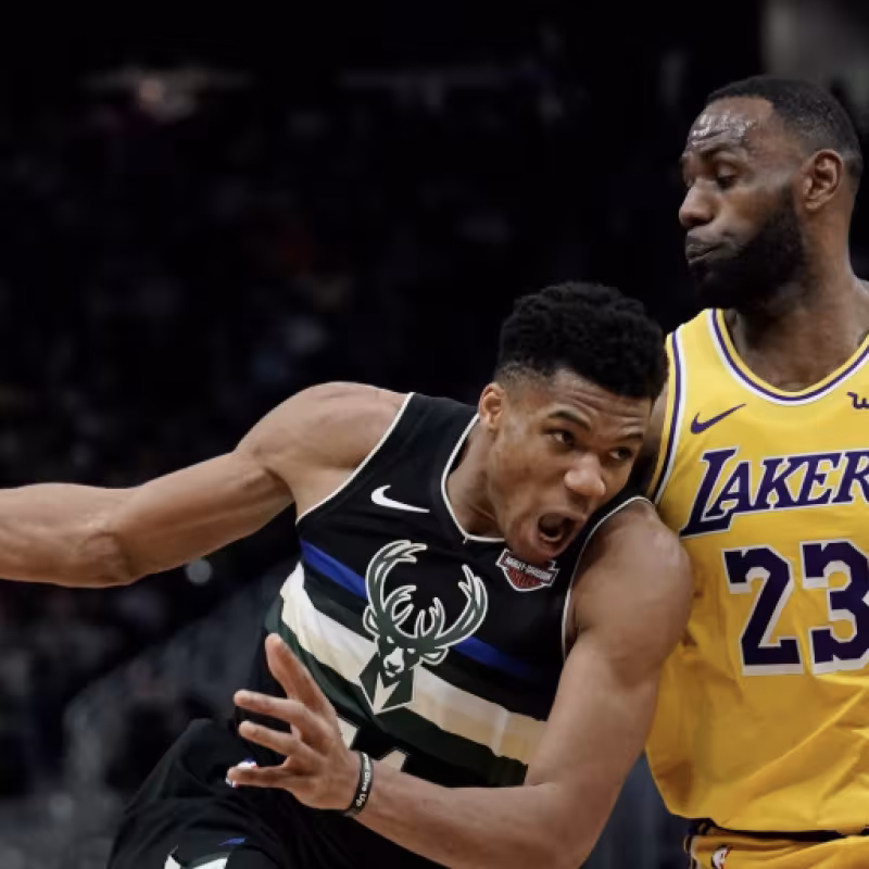 Intercambio de alagos ente LeBron James y Giannis Antetokounmpo.