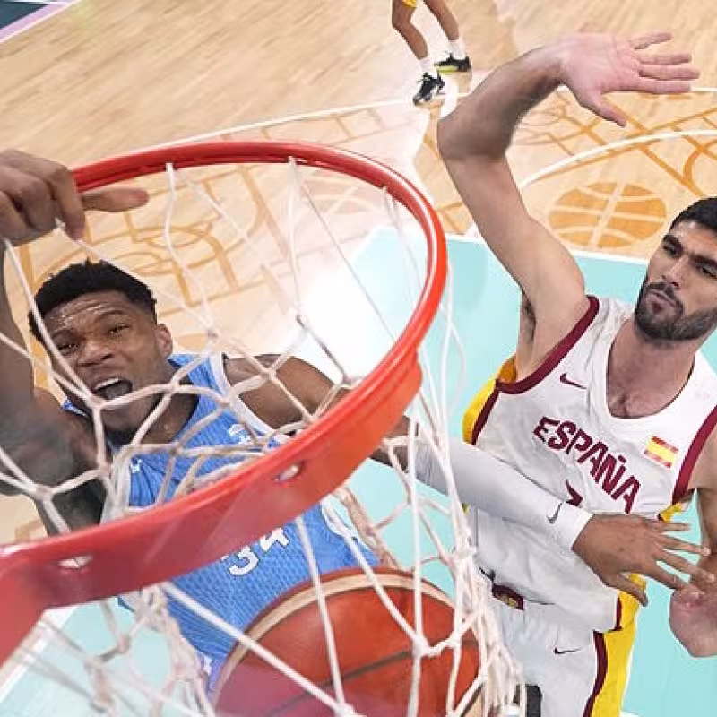 Santi Aldama, tratando de defender a Giannis Antetokounmpo en los pasados Juegos Olímpicos de París 2024