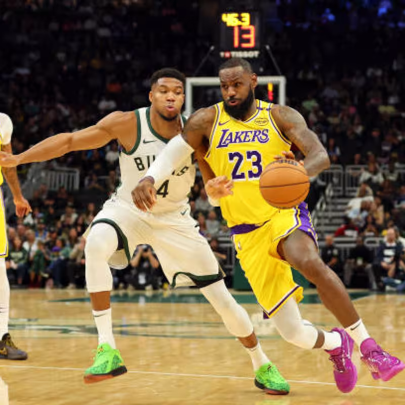 Traspaso loco Antetokounmpo y Lebron. Foto: gettyimages