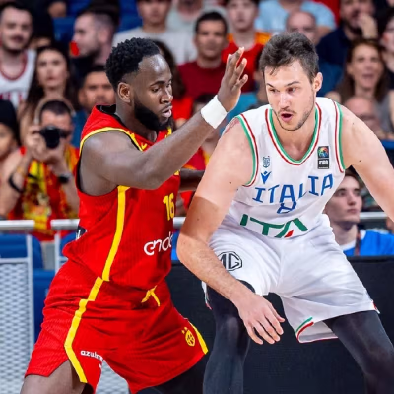 Danilo Gallinari, defendido por Usman Garuba