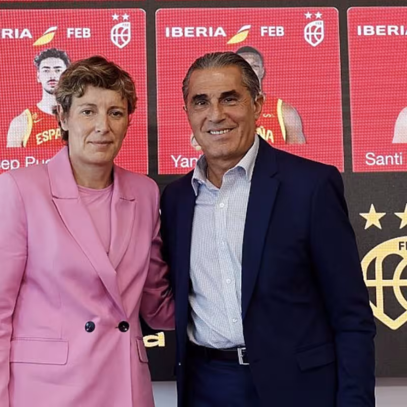 Elisa Aguilar y Sergio Scariolo, anunciando el equipo de España para el Eurobasket 2025. 
