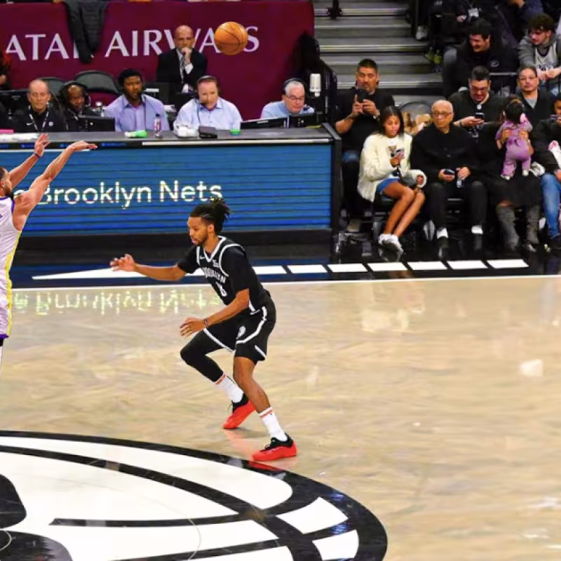 Stephen Curry, tirando desde el centro del campo.