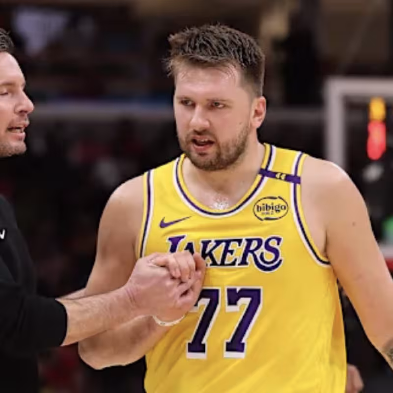 JJ Redick, estrella de Los Angeles Lakers, junto a Luka Doncic. 