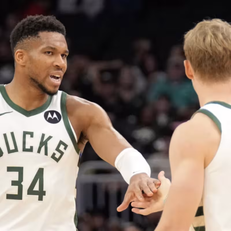 AJ Green, junto a Giannis Antetokounmpo en los Bucks.