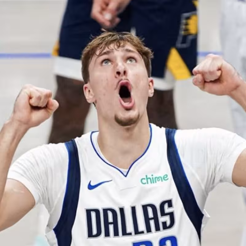 Cooper Flagg, celebrando una canasta ante los Pacers.