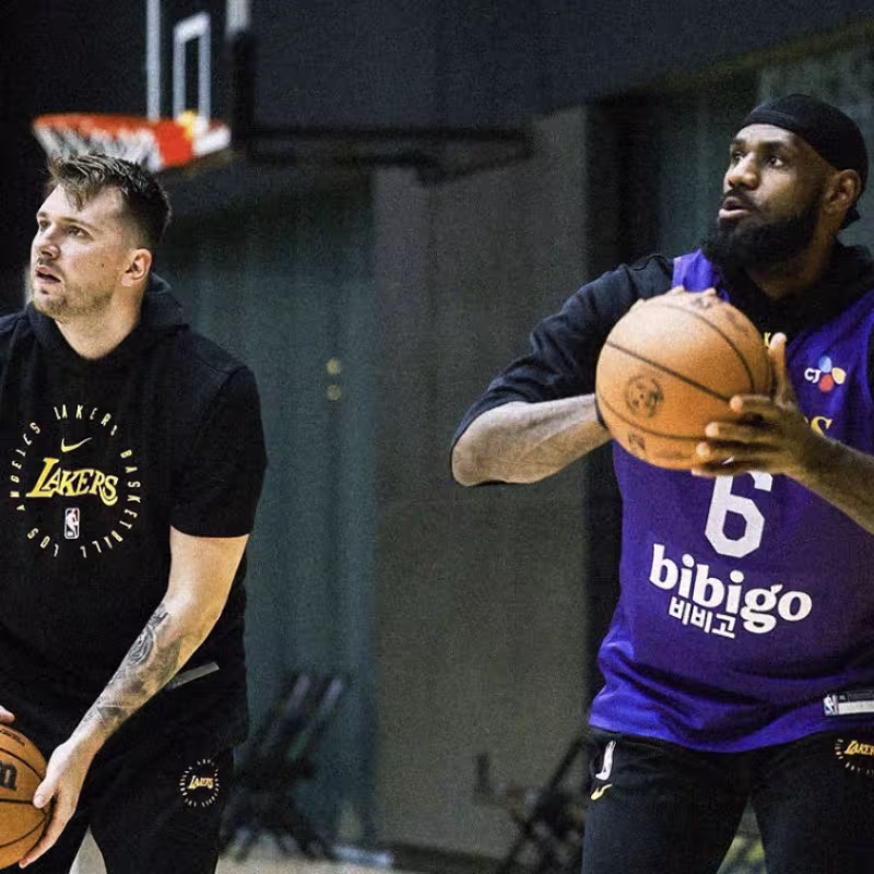 Luka Doncic y LeBron James, estrellas de Los Angeles Lakers. 