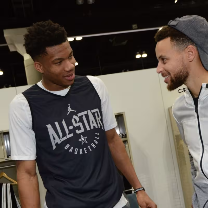 Giannis Antetokounmpo y Stephen Curry podrían jugar juntos en Golden State Warriors
