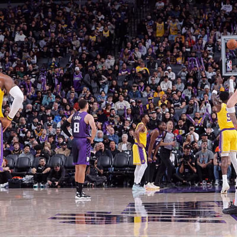 Traspaso de Lakers a tres bandas. Foto: gettyimages