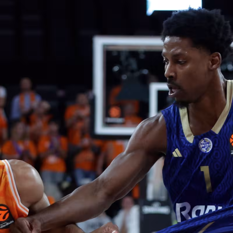 Maccabi playing against Valencia in Euroleague.