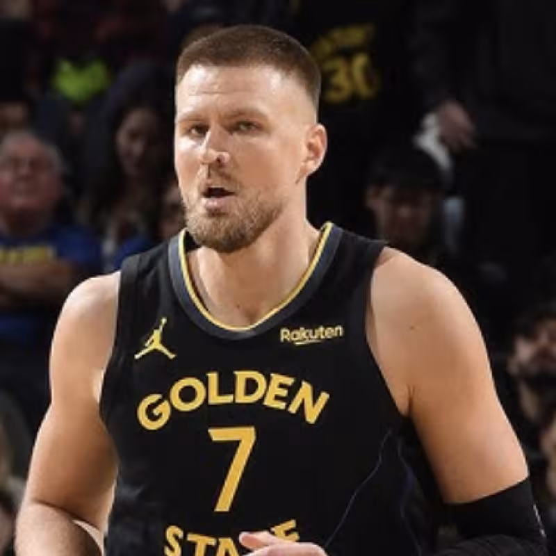 Kristaps Porzingis se estrenó con los Warriors. 