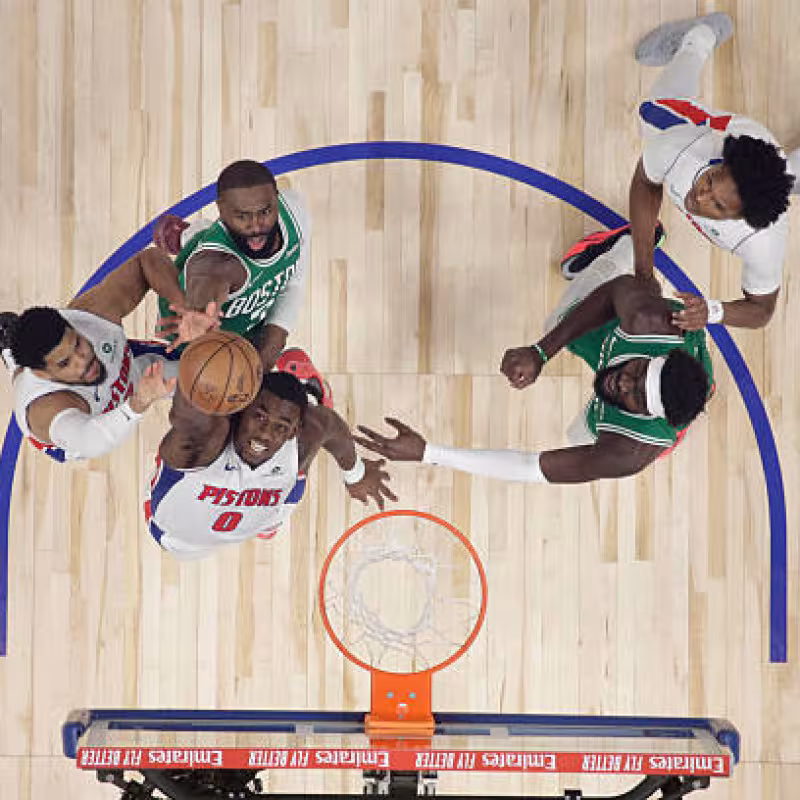 Boston Celtics persigue a Detroit Pistons. Foto: gettyimages