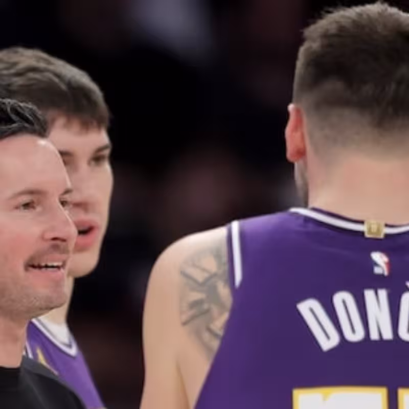 JJ Redick y Luka Doncic, entrenador y estrella de Los Angeles Lakers