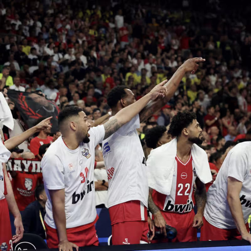 Olympiacos dominates in the Greek hell and sneaks into the Euroleague final.