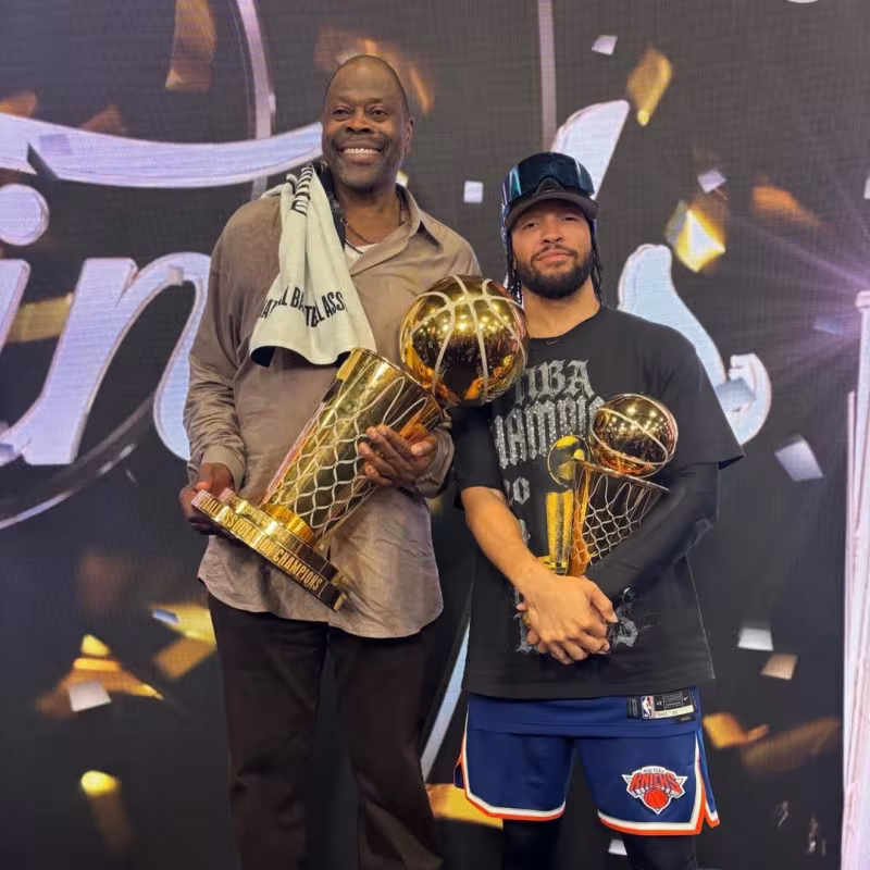 Patrick Ewing, junto a Jalen Brunson, estrellas históricas de los Knicks. 
