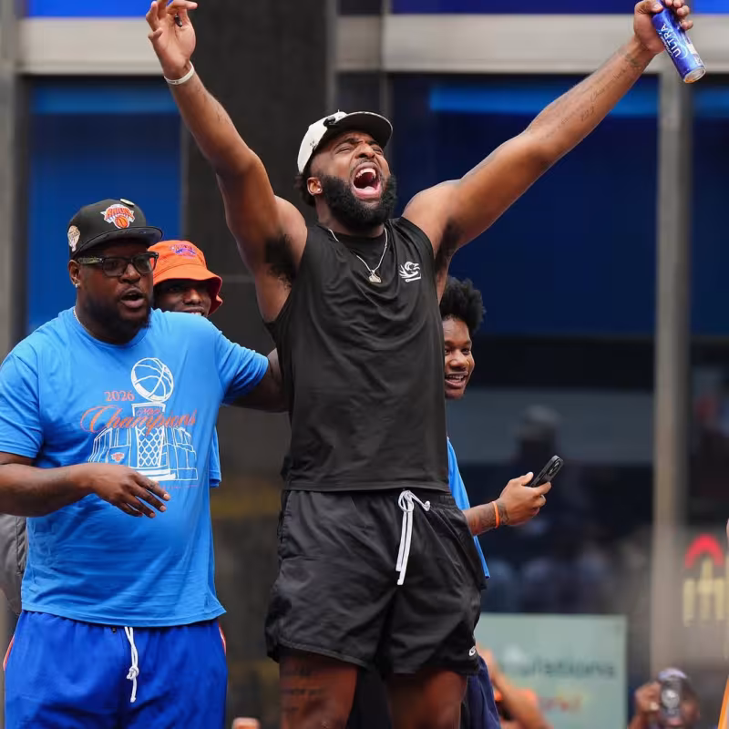 Mitchell Robinson, celebrando el anillo de la NBA con los Knicks.