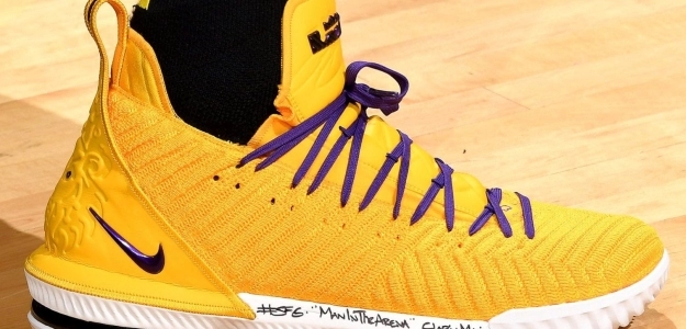 Las zapatillas homenaje a Kobe Bryant de LeBron James. 