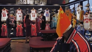 Bandera de China en una tienda NBA | Foto: getty images