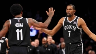 Kyrie Irving y Kevin Durant, estrellas de Brooklyn Nets. 