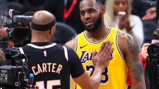 LeBron James saluda a Vince Carter tras el Lakers-Hawks.