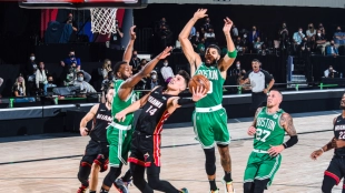 Tyler Herro anota ante la defensa de Boston Celtics.