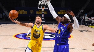 Stephen Curry intenta anotar ante Paul Millsap en el Nuggets-Warriors.