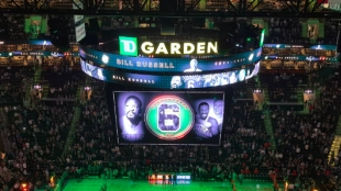 Homenaje a Bill Russell en el TD Garden