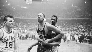 Wilt Chamberlain y Bill Russell, dos de los mejores pívots de la historia de la NBA