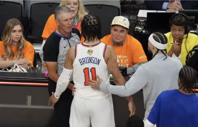Jalen Brunson tuvo un altercado con un fan al final del Spurs-Knicks.