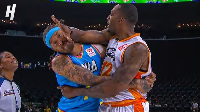 Michael Beasley y Dwight Howard, peleando