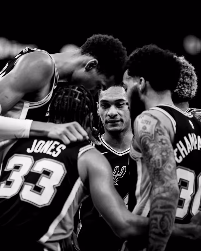 Wembanyama, con sus compañeros tras perder ante los Knicks