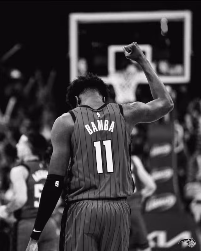 Mo Bamba seguirá en Utah Jazz.