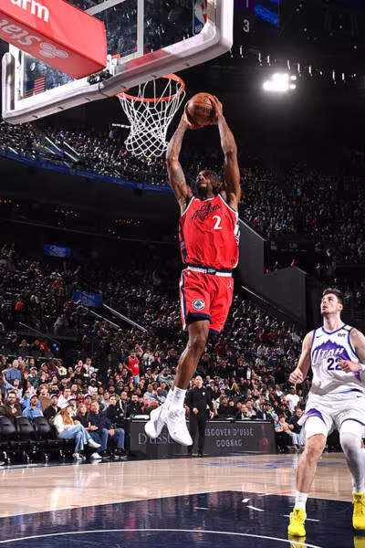 Kawhi Leonard, machacando el aro