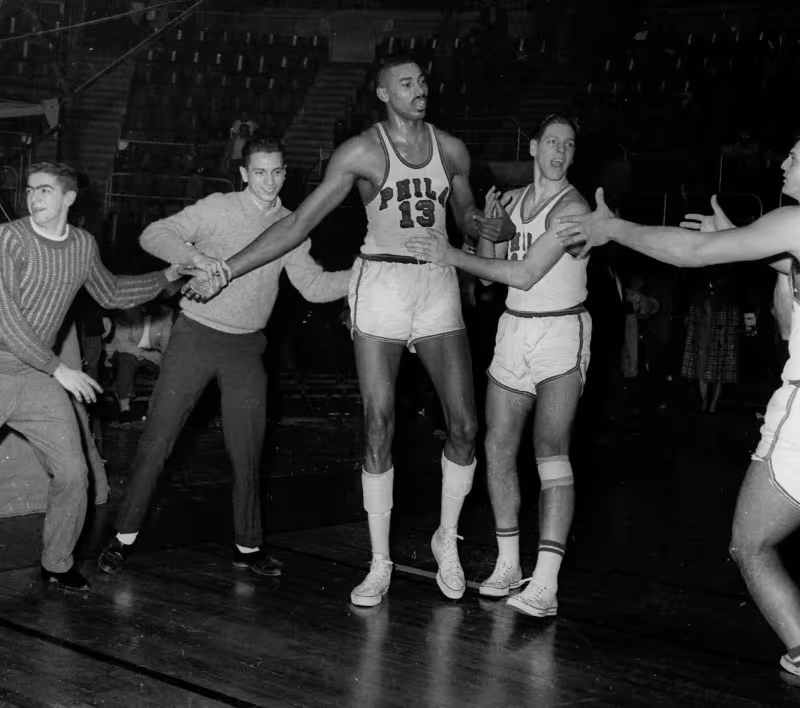 Wilt Chamberlain anotó 100 puntos en un partido