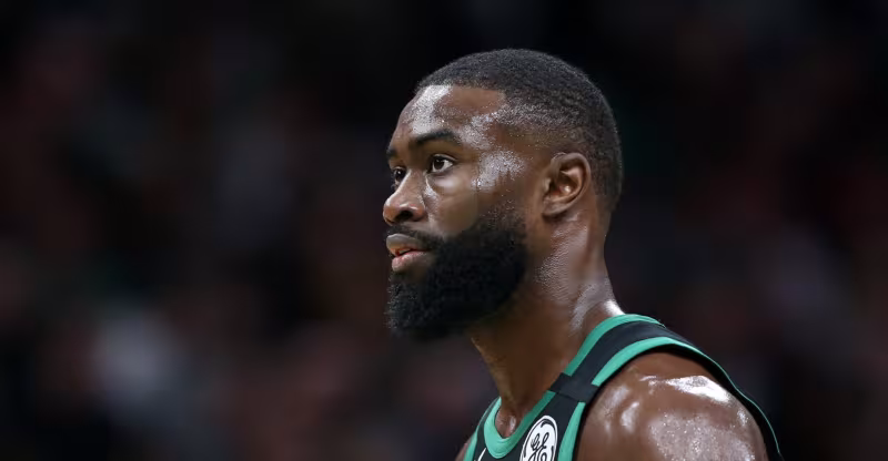 Jaylen Brown lidera la paliza a los Lakers en el "Clásico" de la NBA