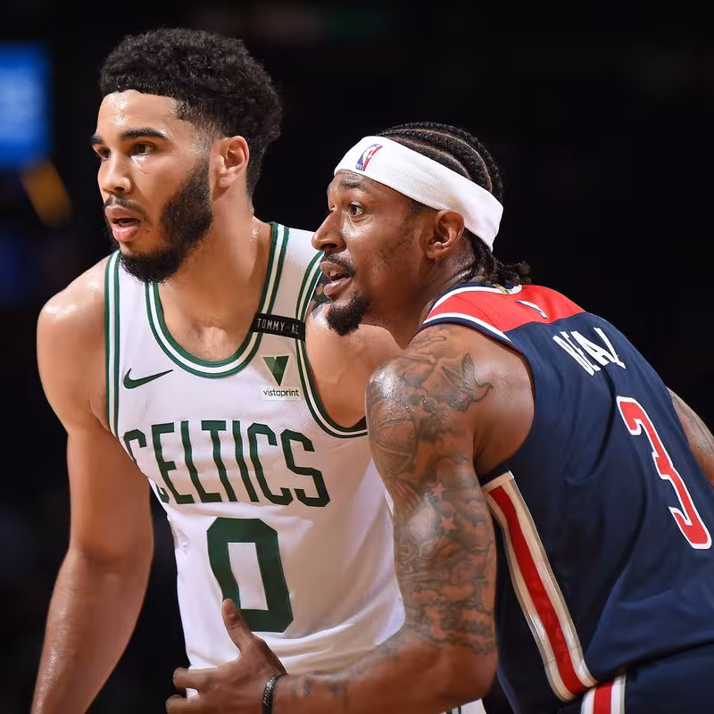 Jayson Tatum y Bradley Beal, jugadores de la NBA.
