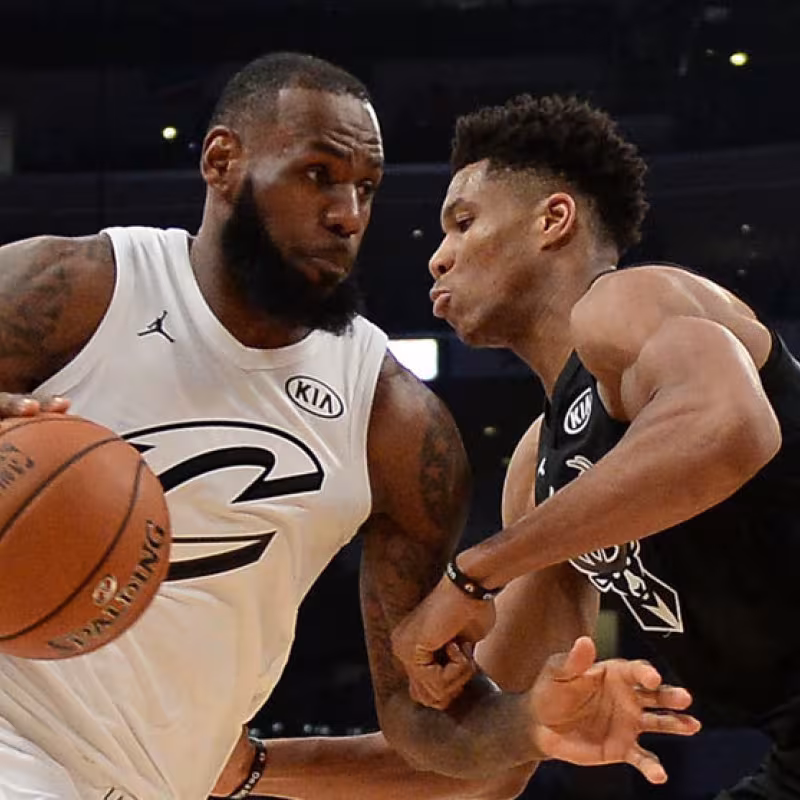 LeBron James y Giannis Antetokounmpo | Foto: afp