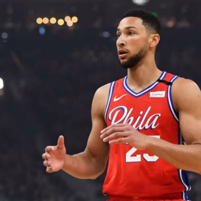 Ben Simmons, baja indefinida por una lesión de rodilla