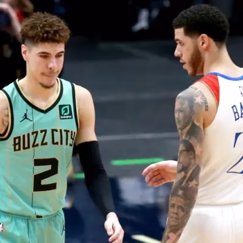 LaMelo y Lonzo Ball, jugadores de la NBA.