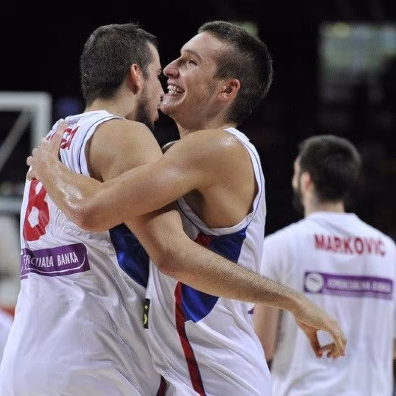 Bogdan Bogdanovic y Nemanja Bjelica con Serbia.