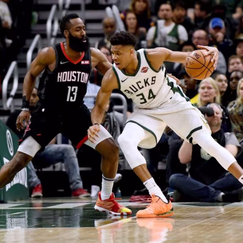 Giannis Antetokounmpo y James Harden | Foto: getty images