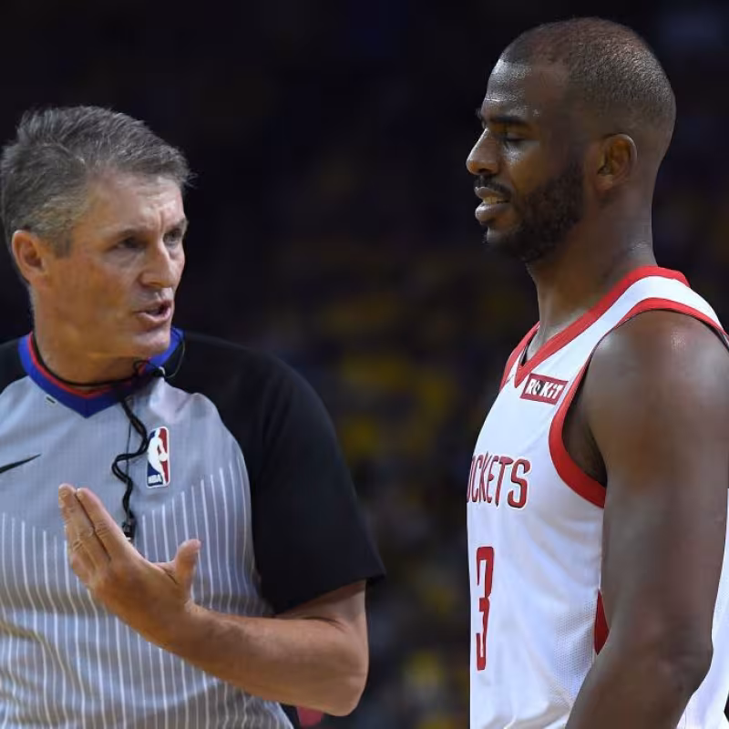 Chris Paul con un árbitro | Foto: getty images